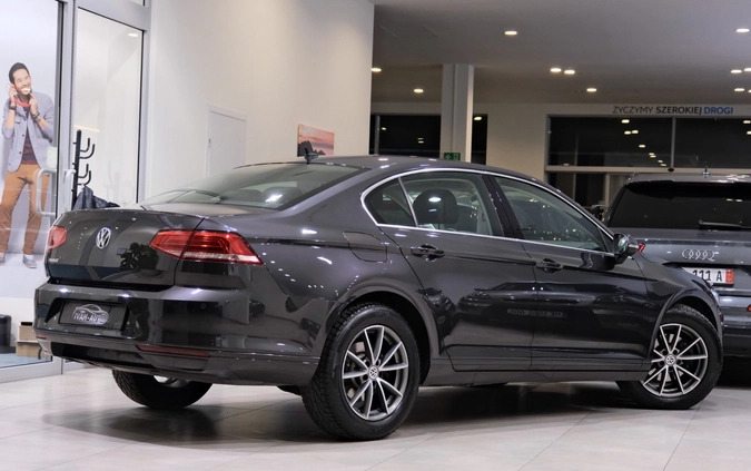 Volkswagen Passat cena 67800 przebieg: 240000, rok produkcji 2018 z Wołomin małe 704